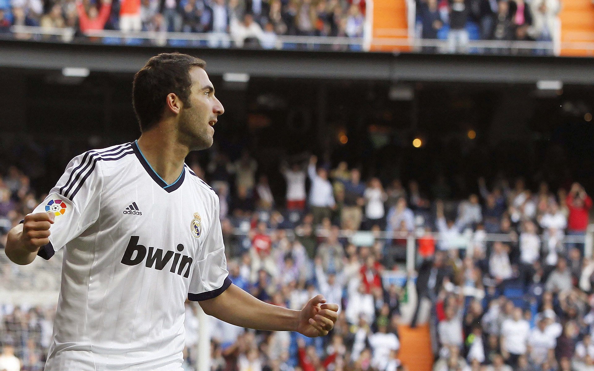 kaiyun.com-詹姆斯持球突破连续得分湖人主场再下一城，詹姆斯刚到湖人